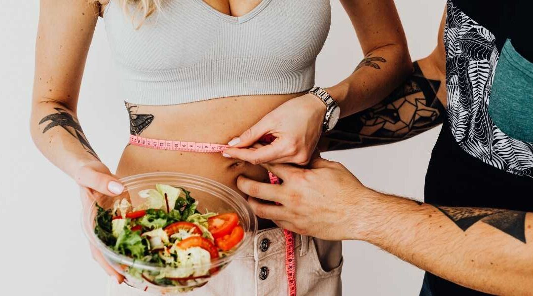 Déficit calorique et sport : est-ce la clé pour une perte de poids durable ?